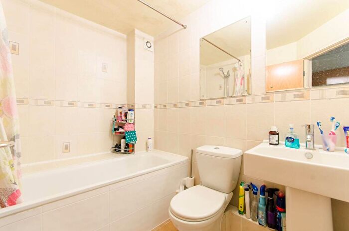 2 Bedroom Flat To Rent In Equity Square, Shoreditch, London, E2