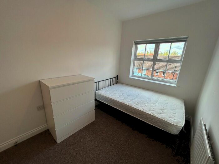 6 Bedroom House Of Multiple Occupation To Rent In Featherstone Grove, Newcastle Upon Tyne, NE3