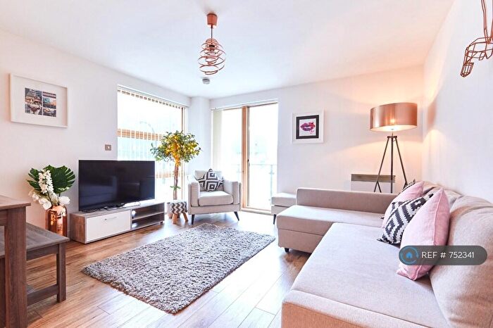 2 Bedroom Flat To Rent In Hornbeam Way, Manchester, M4