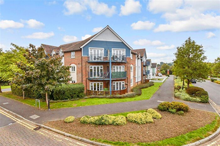 2 Bedroom Flat For Sale In The Lakes, Larkfield, Kent, ME20