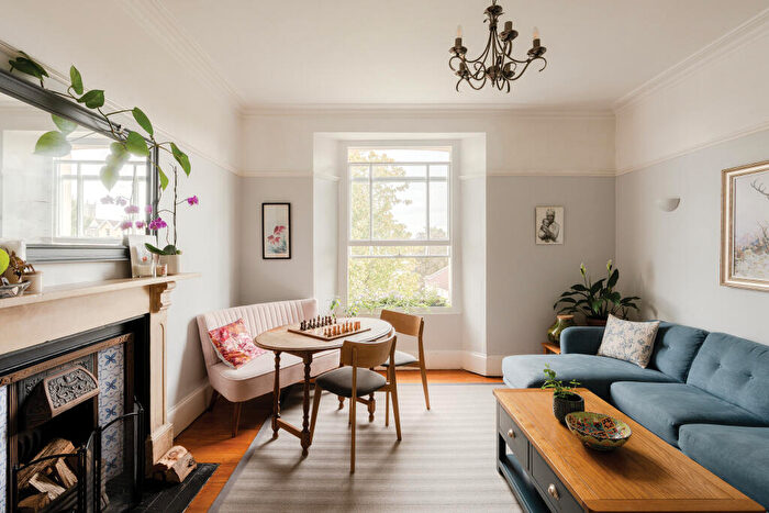 1 Bedroom Flat For Sale In Southfield Road, Cotham, Bristol, BS6