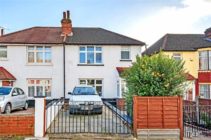 4 Bedroom Semi-Detached House To Rent In Upsdell Avenue, Palmers Green, London, N13