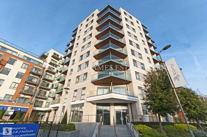 Flat To Rent In Aerodrome Road, London, NW9