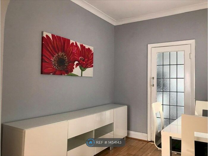 2 Bedroom Bungalow To Rent In Kenilworth Road, Edgware, HA8