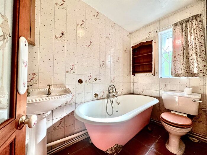 3 Bedroom End Terrace House For Sale In Hanworth Road, Hounslow, TW3
