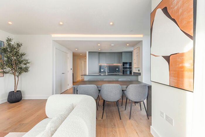2 Bedroom Flat To Rent In Harcourt Tower, South Quay Plaza, E14