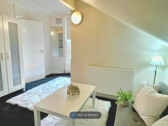 Studio To Rent In Hawksworth Grove, Leeds, LS5