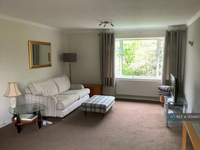 2 Bedroom Flat To Rent In Lambs Close, Cuffley, Potters Bar, EN6