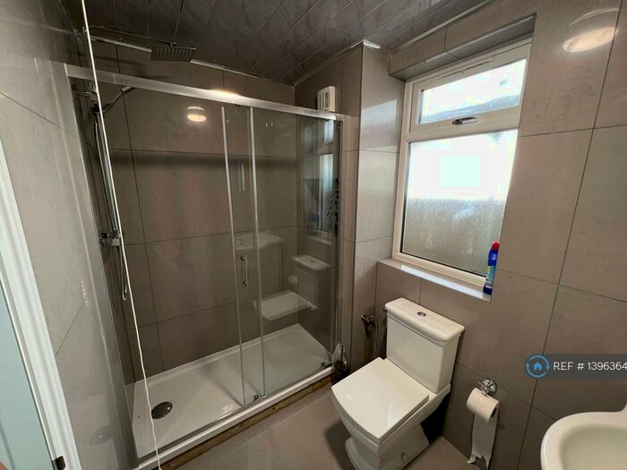 3 Bedroom Flat To Rent In Galpins Road, Thornton Heath, CR7