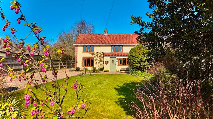 4 Bedroom Semi-Detached House For Sale In Wymondham Road, Wreningham, Norwich, NR16