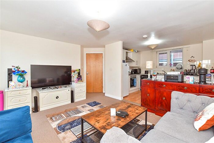 2 Bedroom Flat For Sale In Nancy Road, Portsmouth, Hampshire, PO1