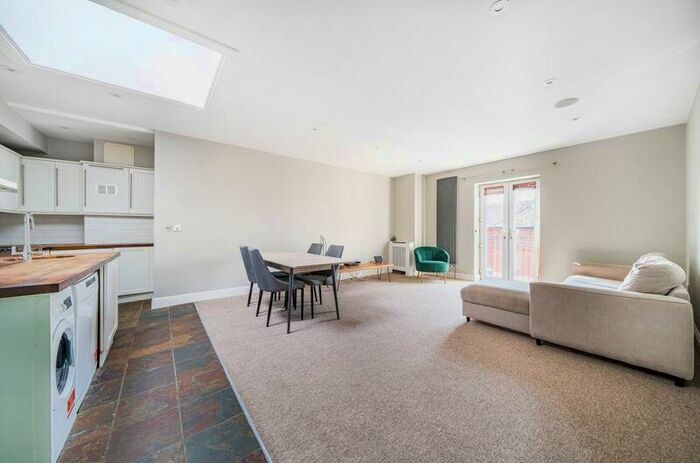 2 Bedroom Flat To Rent In Regal Close, Abingdon, OX14