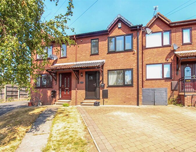 3 Bedroom Town House For Sale In Highfield Rise, Wakefield, WF2