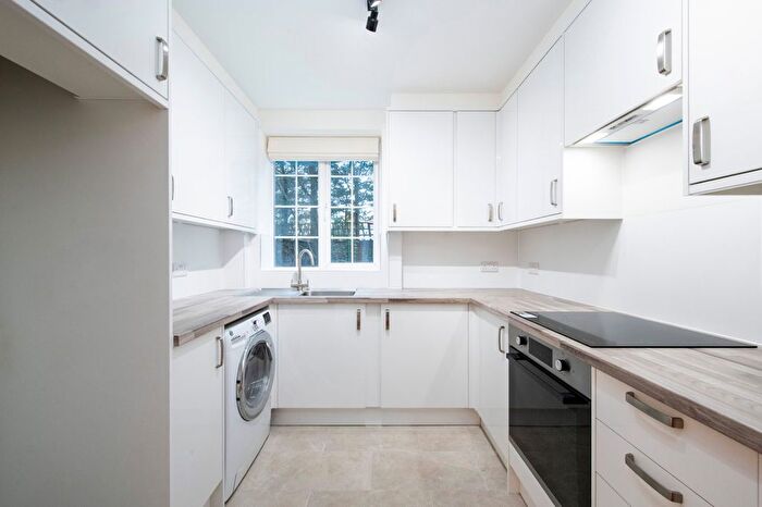 2 Bedroom Flat To Rent In Beresford Court, Park Road, TW1