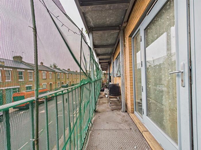 2 Bedroom Flat For Sale In Cornwall Road, London, N15