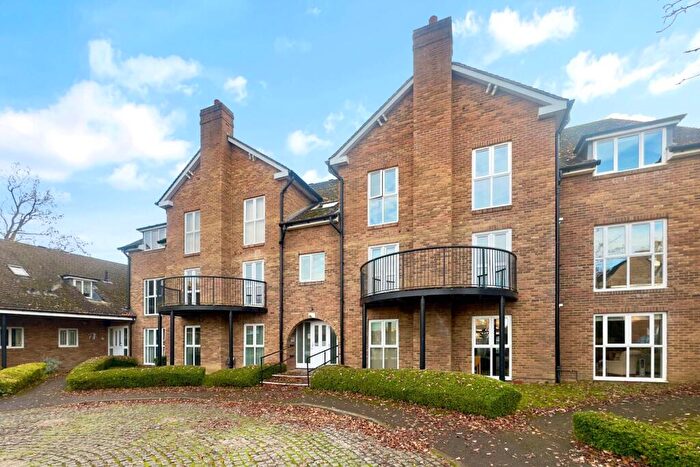2 Bedroom Apartment For Sale In Squirrel Walk, Wokingham, RG41