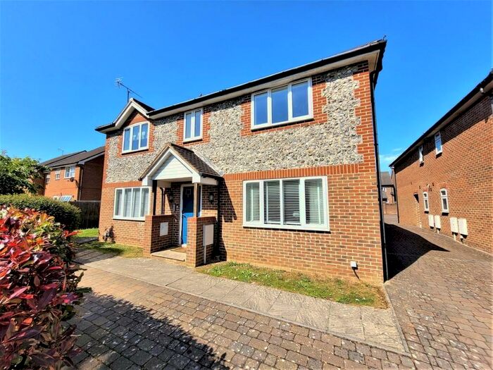 2 Bedroom Flat To Rent In Roundstone Lane, Angmering, BN16