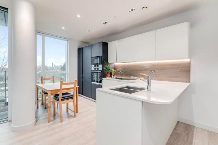 2 Bedroom Flat For Sale In The Parkhouse, Kayani Avenue, N4