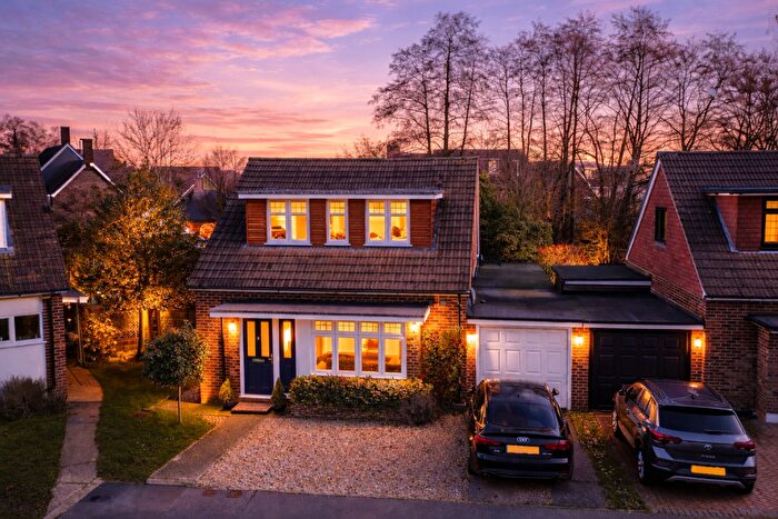 4 Bedroom Detached House For Sale In Lodge Grove, Yateley, GU46