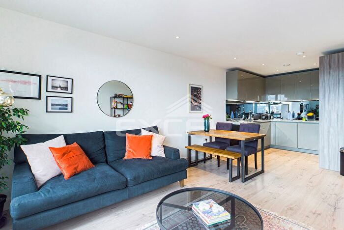 2 Bedroom Flat To Rent In Grafton Court, Finchley Rd, Golders Green, London, NW11