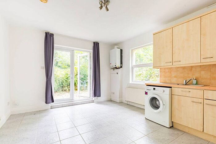 3 Bedroom Flat To Rent In Muswell Avenue, Muswell Hill, London, N10