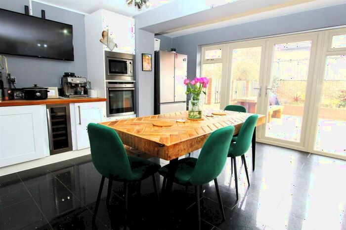 4 Bedroom House To Rent In New Village Way, Leeds, LS27