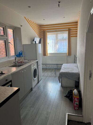 1 Bedroom Flat To Rent In Whalebone Lane North, Chadwell Heath, Romford, RM6