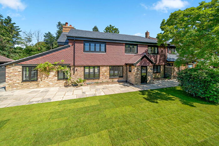 4 Bedroom Detached House For Sale In Paddock Grove, Effingham, KT24