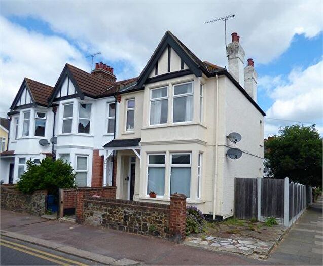 2 Bedroom Apartment To Rent In Pall Mall, Leigh On Sea, Leigh On Sea, SS9
