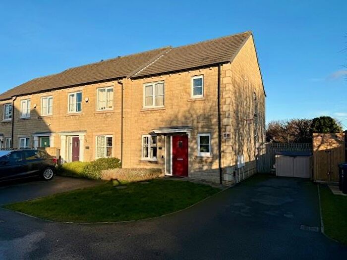 3 Bedroom Town House For Sale In Quarry Park, Idle, Bradford, BD10