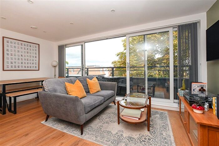 1 Bedroom Flat For Sale In Victoria Road, Horley, Surrey, RH6