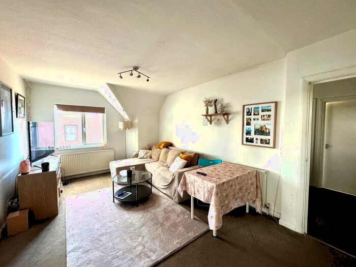 2 Bedroom Flat To Rent In High Street, Potters Bar, EN6