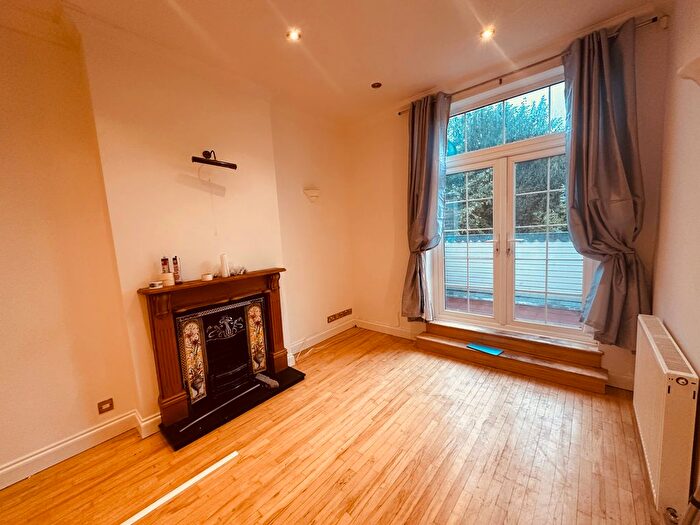 3 Bedroom Flat To Rent In Friern Park, London, N12
