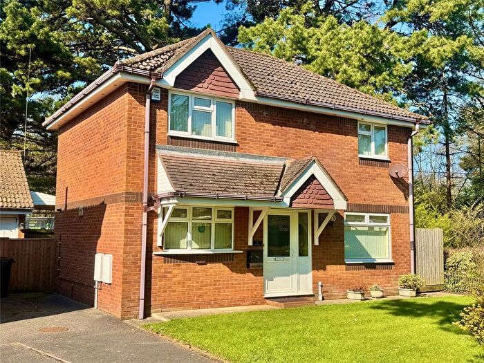 3 Bedroom Detached House For Sale In Glen Close, Barton On Sea, Hampshire, BH25