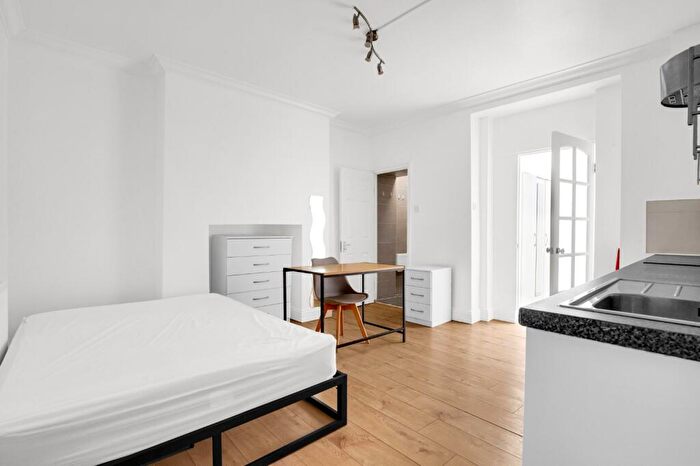 Flat To Rent In Eversholt Street, Camden, NW1