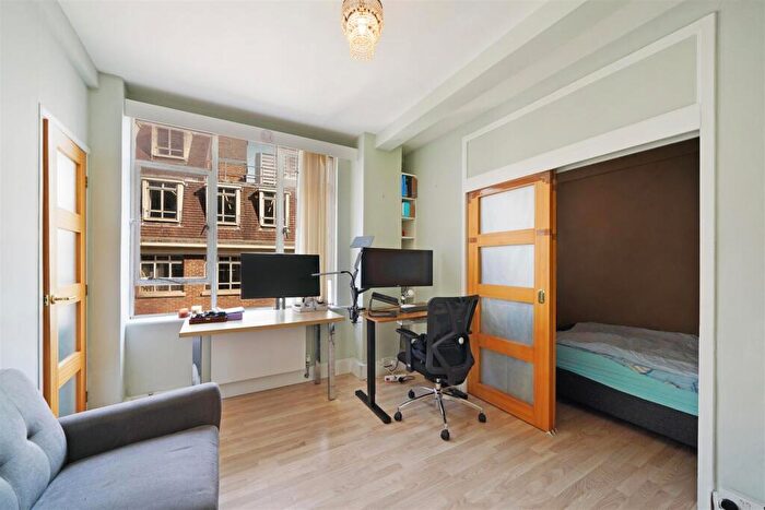 Apartment For Sale In Charterhouse Square, London, EC1M