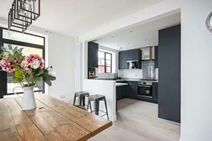 3 Bedroom House To Rent In Stellman Close, Hackney, E5