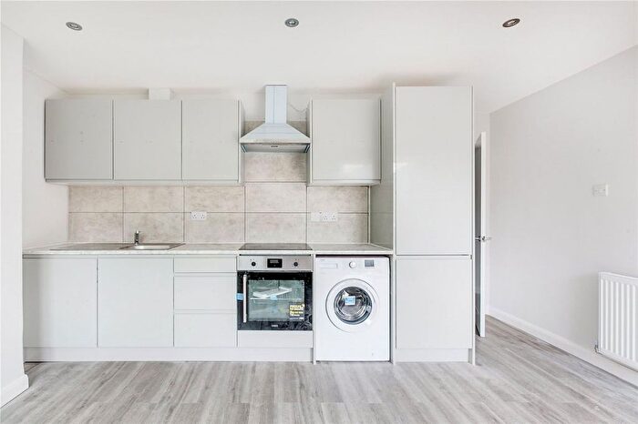 2 Bedroom Flat To Rent In East Street, Elephant Amp; Castle, SE17