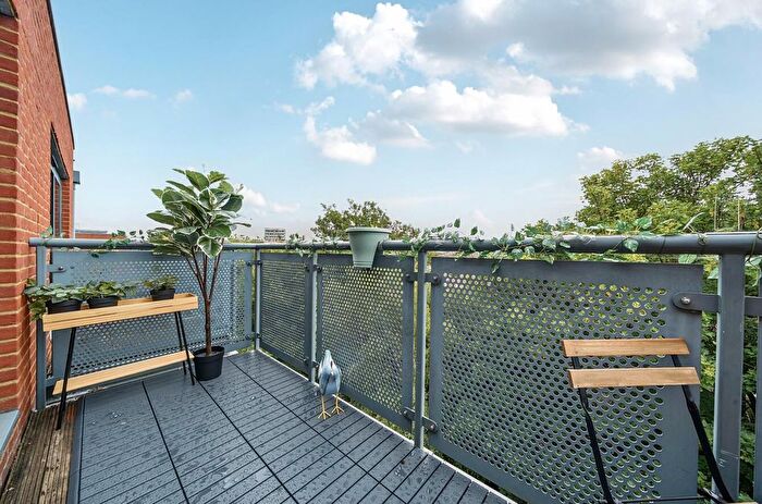 2 Bedroom Flat For Sale In Chapter Way, Colliers Wood, SW19