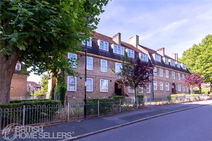 2 Bedroom Apartment For Sale In Lushington Road, London, SE6