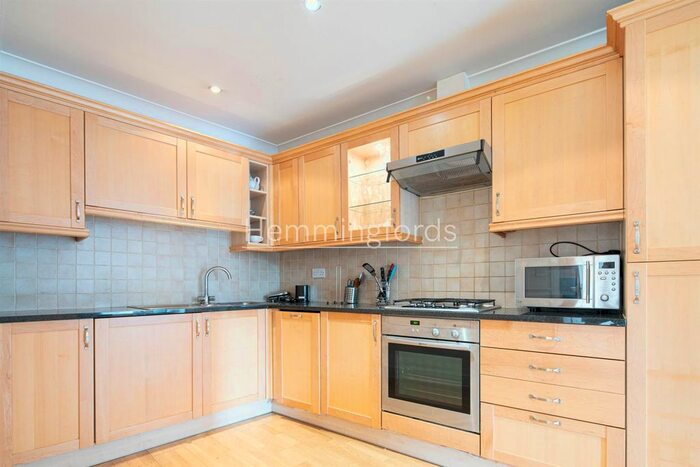 2 Bedroom Flat To Rent In Goswell Road, Clerkenwell, EC1V