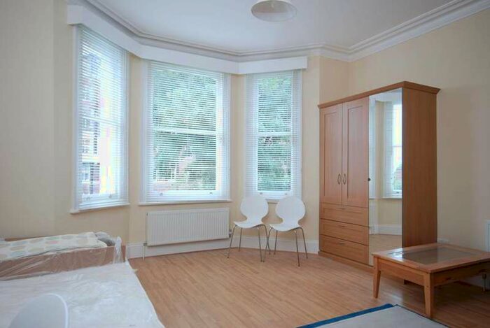 Flat To Rent In Walpole Gardens, Chiswick, W4