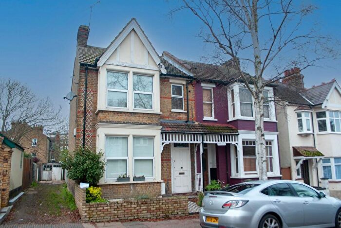 2 Bedroom Flat To Rent In Victoria Drive, Leigh-on-Sea, SS9