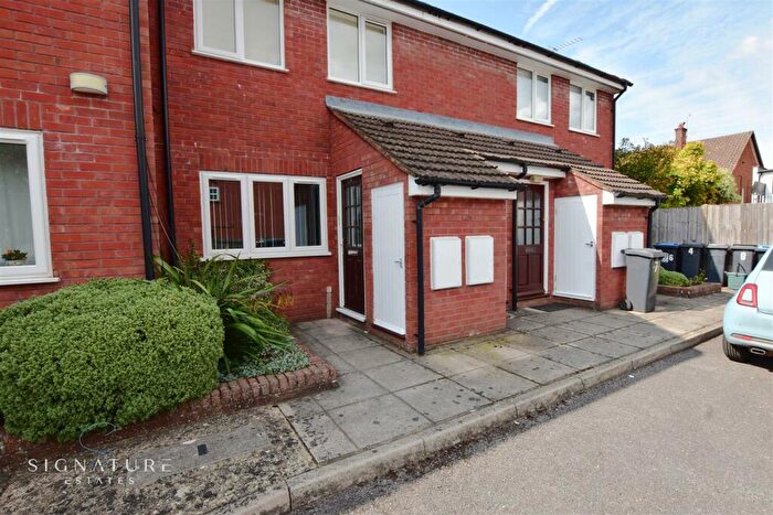 1 Bedroom Apartment To Rent In Apple Cottages, Bovingdon, Hemel Hempstead, HP3