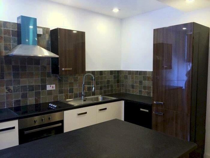 3 Bedroom Flat To Rent In Richmond Crescent, Cardiff, CF24