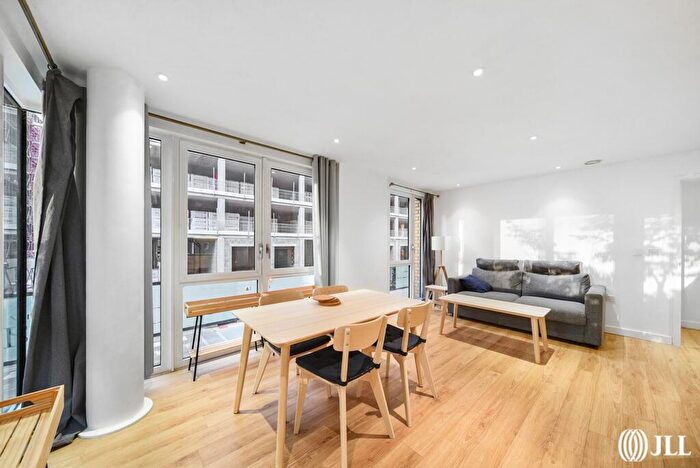 2 Bedroom Flat To Rent In Devan Grove London, N4