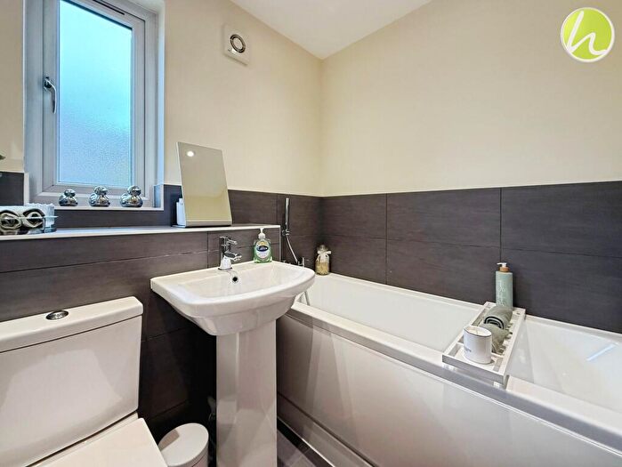 2 Bedroom Flat For Sale In King Street, Stanford-Le-Hope, SS17