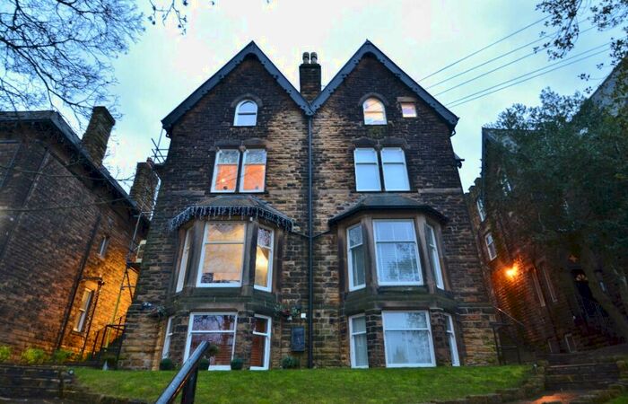 2 Bedroom Flat For Sale In Hollin Lane, Far Headingley, Leeds, LS16