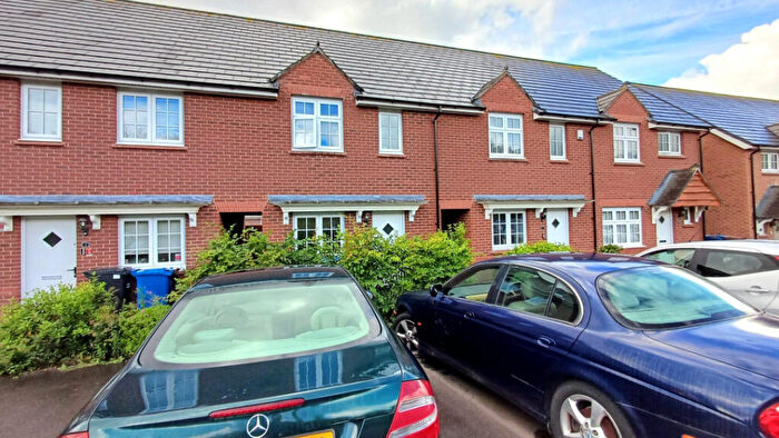3 Bedroom End Of Terrace House For Sale In North Fold Close, Manchester, M29