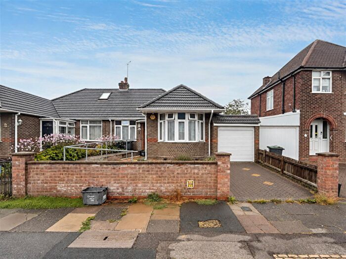 2 Bedroom House For Sale In Clevedon Road, Luton, LU2